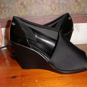 CALVIN KLEIN LANAI BLACK STRETCH/PATENT HEELS 6.5